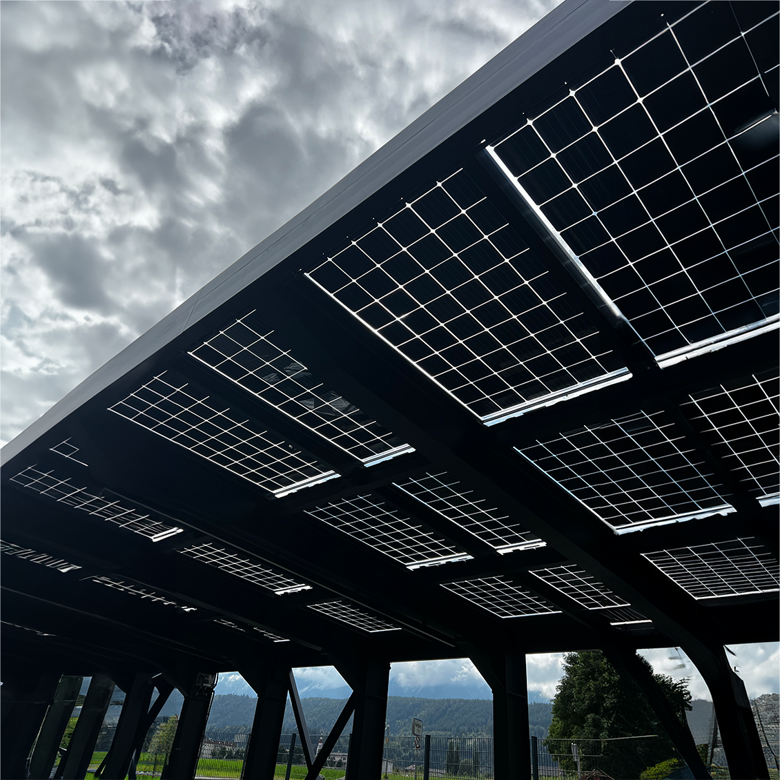 Carport mit Solarpaneelen