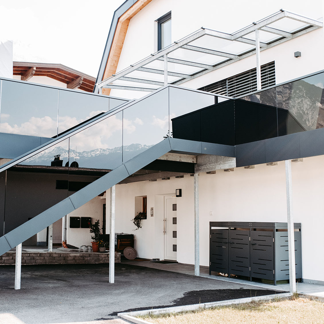 Carport und Überdachung mit Treppe aus Metall und Glas
